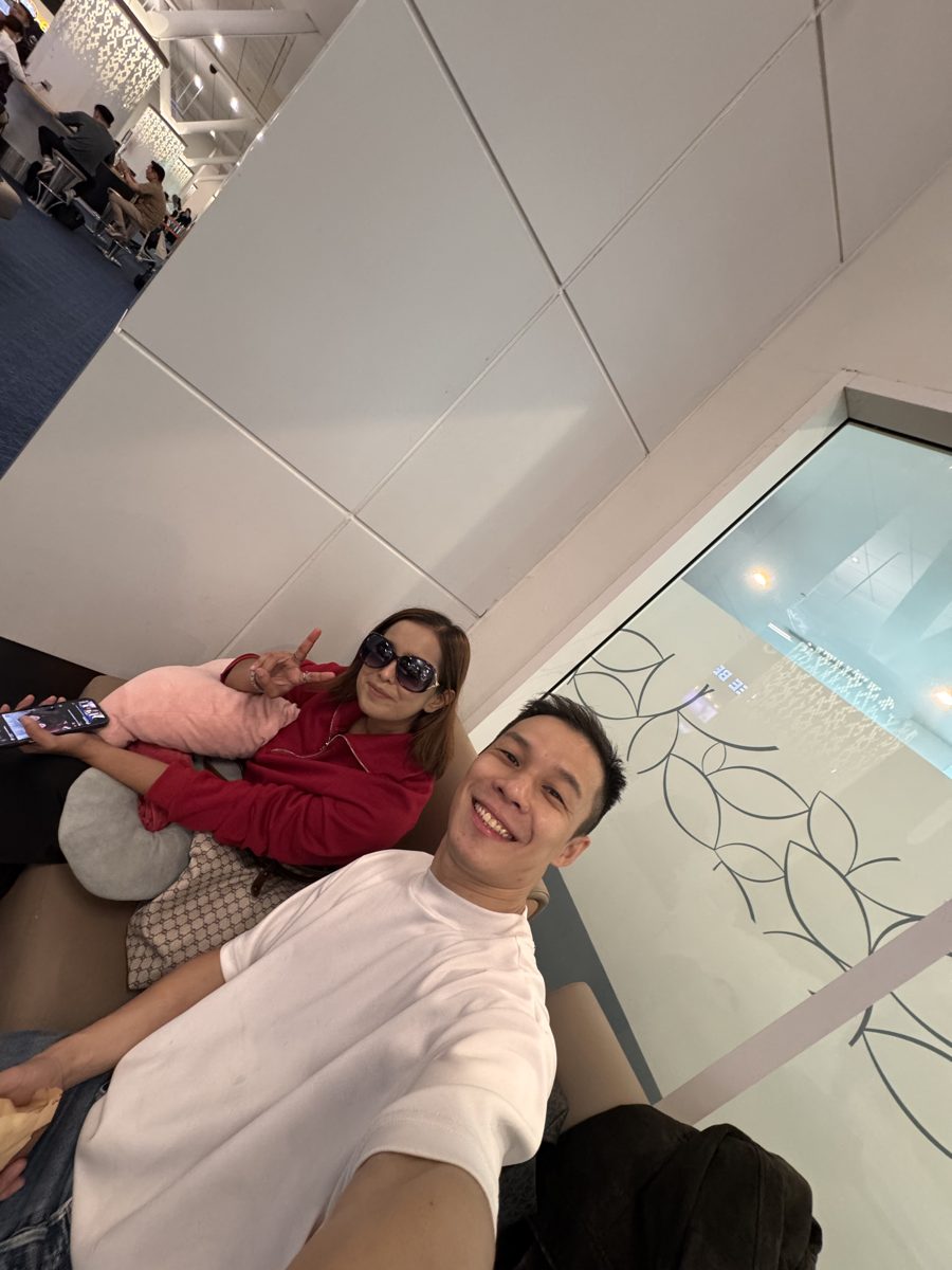 JC 与 Meyra 在候机室自拍