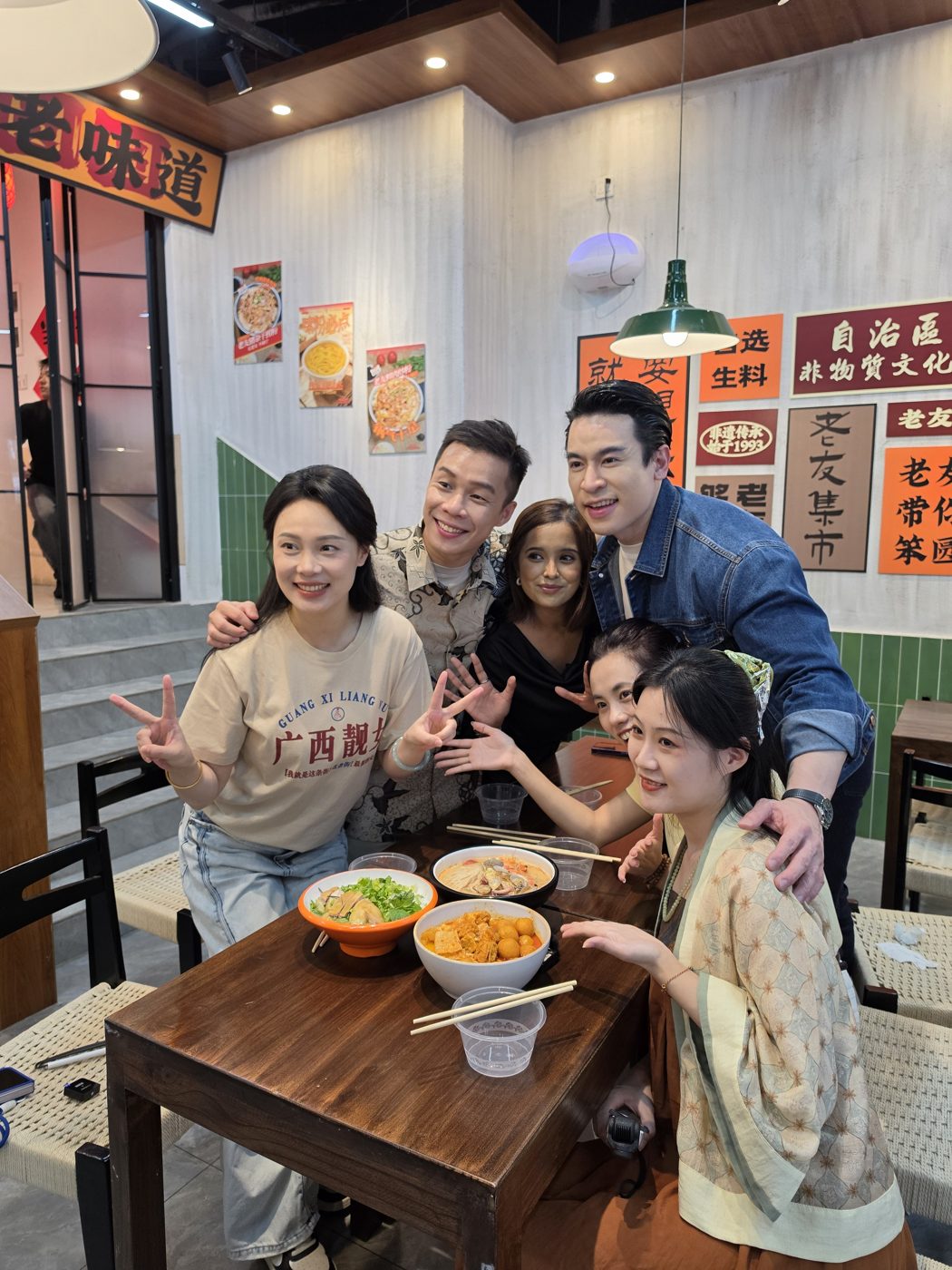 南宁中山路美食街，与东盟主播们一起用餐